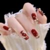 أظافر صناعية مربعة متوسطة الطول مع تصميمات لؤلؤة حمراء لامعة